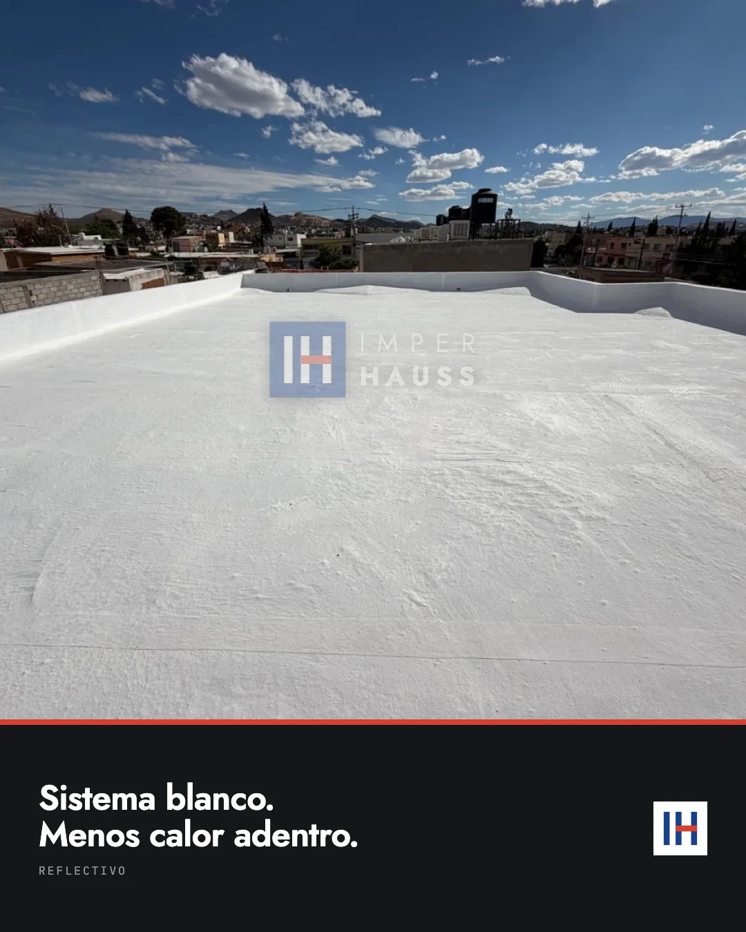 Azotea con sistema acrílico blanco bajo cielo azul. Texto: "Sistema blanco. Menos calor adentro".