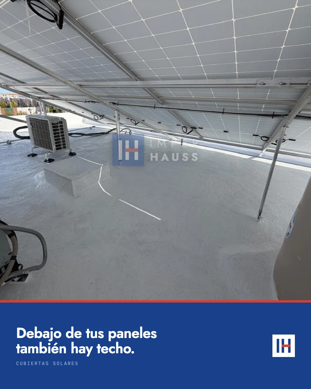 Paneles solares sobre azotea con sistema blanco. Texto: "Debajo de tus paneles también hay techo".